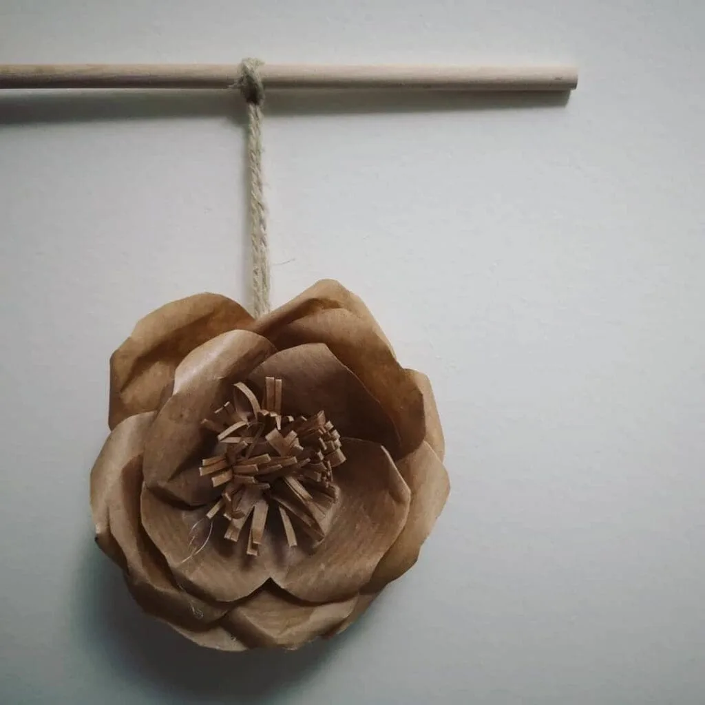 Flores decorativas de papel kraft terminadas como conjunto visual