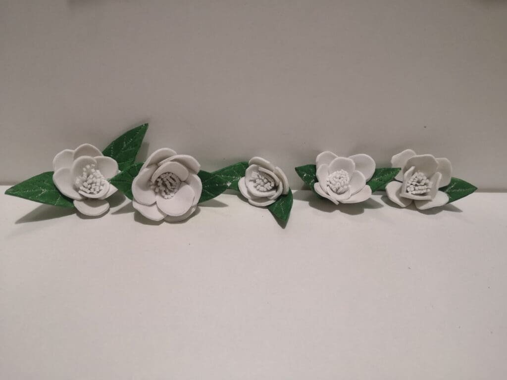 ¿Quieres saber cómo hacer bonitas flores con diferentes materiales?

Flores de foami-manualidades-CreativeSalo.