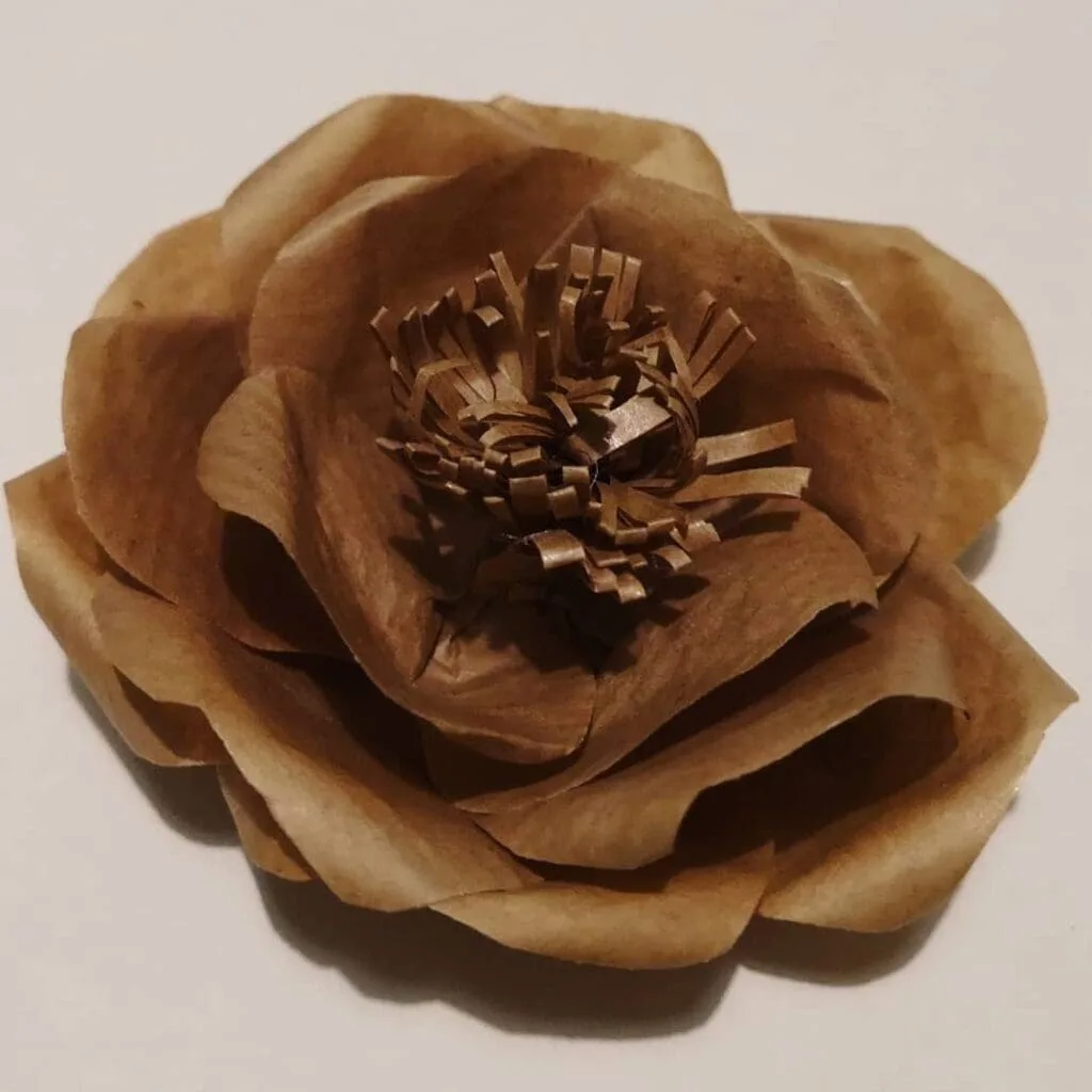 Ensamblaje de pétalos de papel kraft para formar una flor decorativa