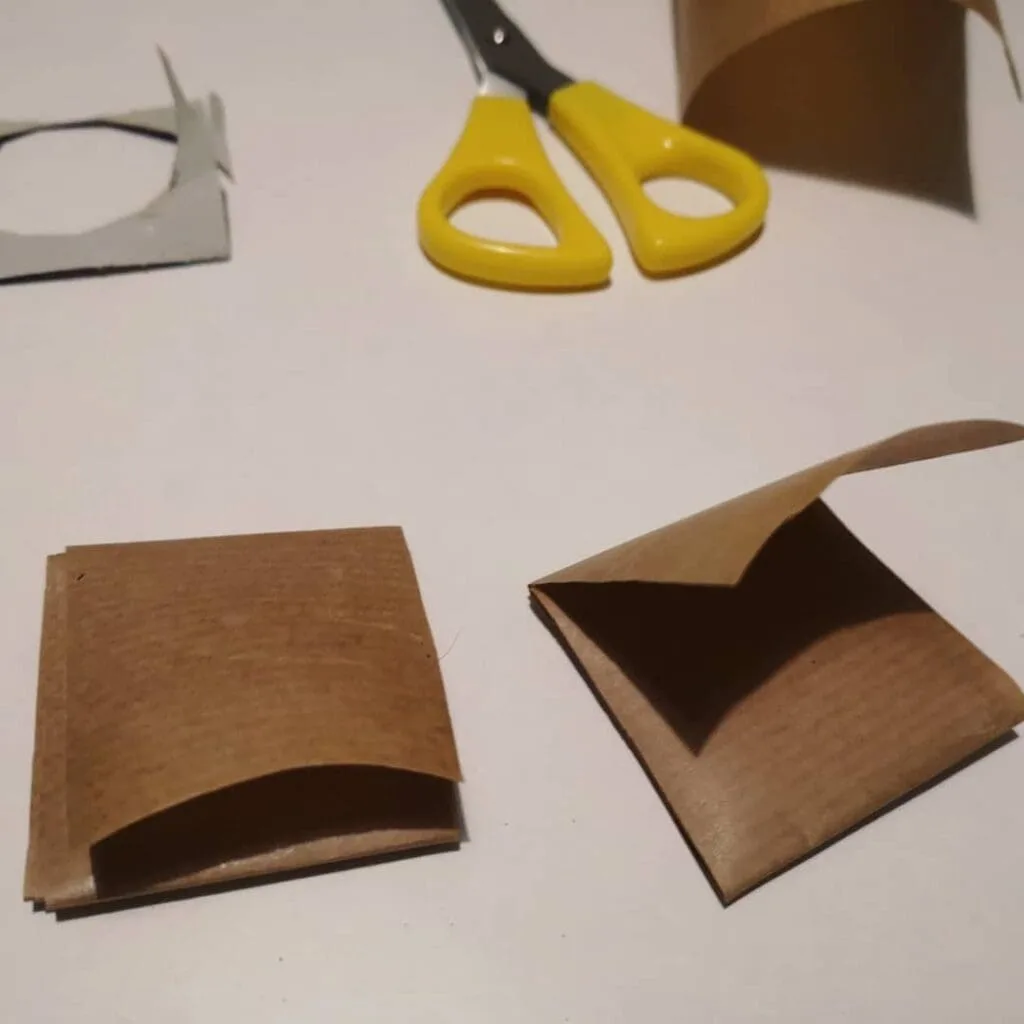 Materiales de papel kraft preparados para la creación de flores decorativas