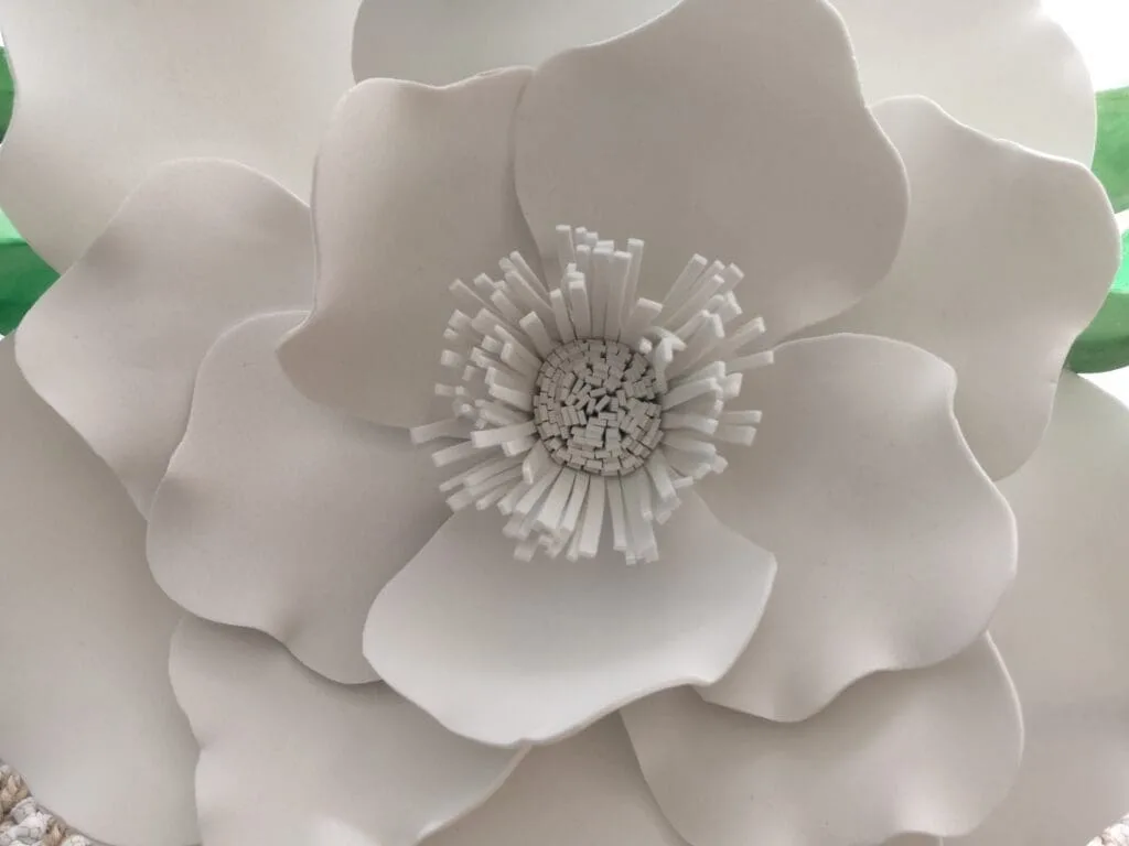 Detalle de flores de foami utilizadas como elemento decorativo