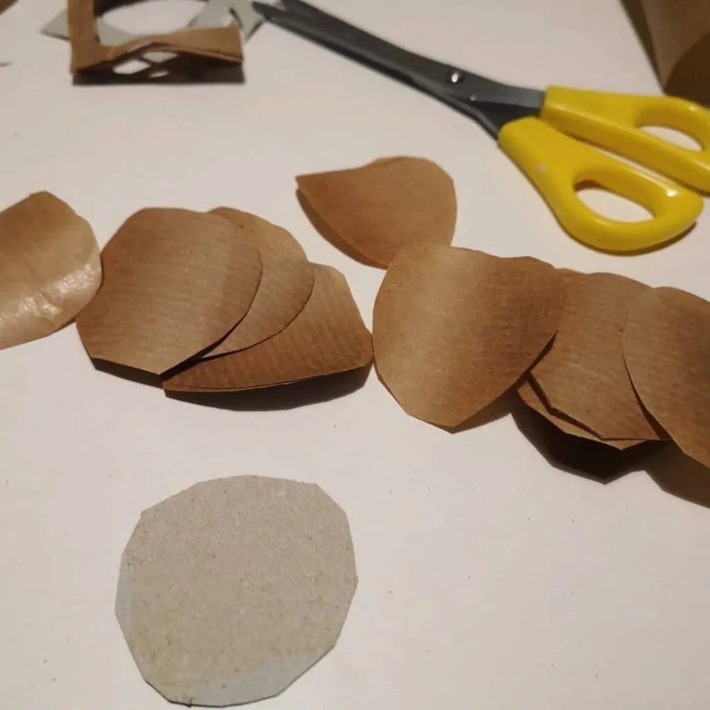 Recortes de papel kraft con formas base para flores decorativas
