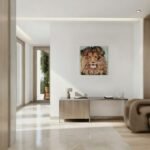 Pintura acrílica de un león integrada visualmente en un recibidor de estilo minimalista como elemento artístico decorativo.