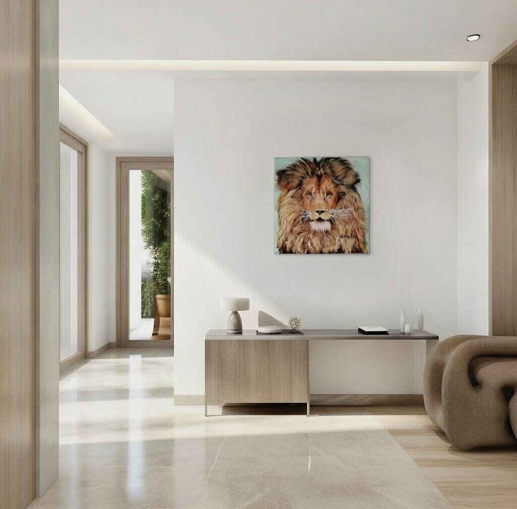 Pintura acrílica de un león integrada visualmente en un recibidor de estilo minimalista como elemento artístico decorativo.