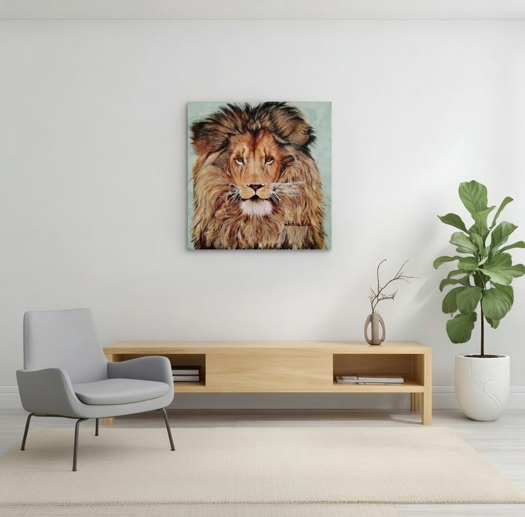 Pintura acrílica de un león integrada en un salón minimalista como elemento artístico decorativo.