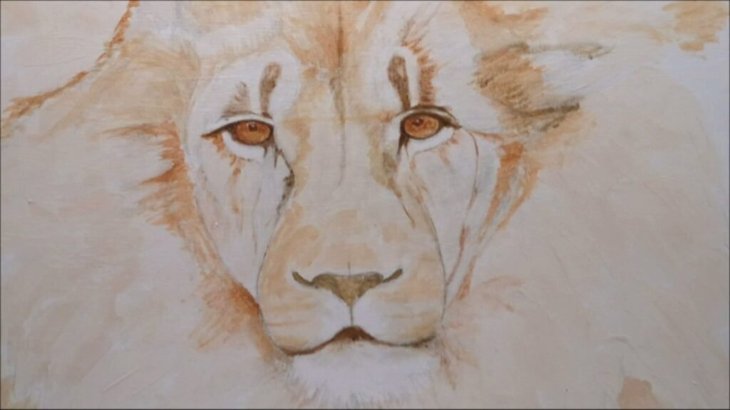 Primeras capas de pintura acrílica aplicadas sobre el boceto del león durante el proceso creativo.
