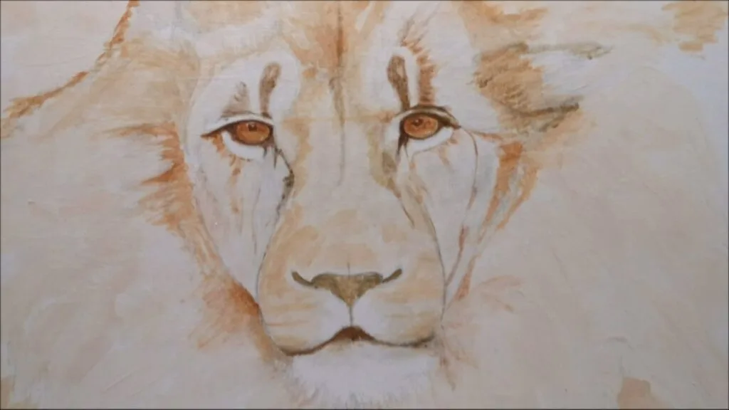 Primeras capas de pintura acrílica aplicadas sobre el boceto del león durante el proceso creativo.