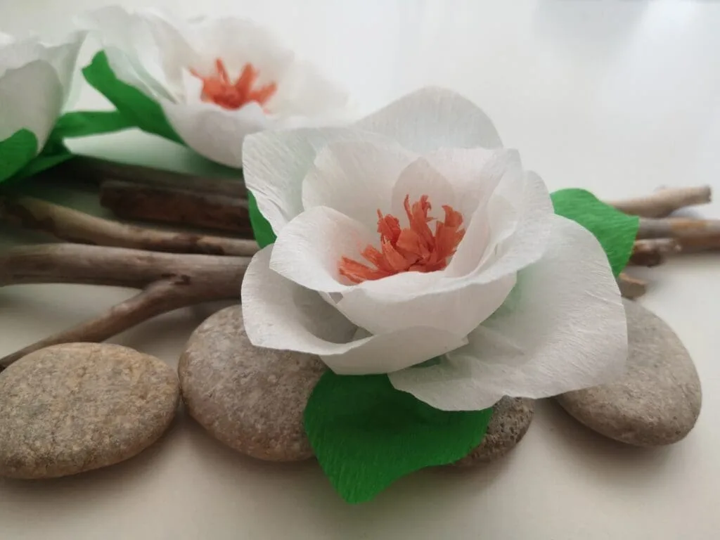 Flores blancas de papel crepe.. CreativeSalo. 