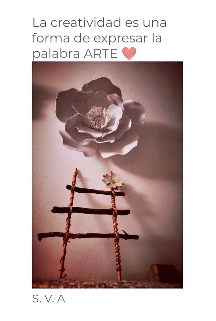 Flor de foami junto a detalle decorativo