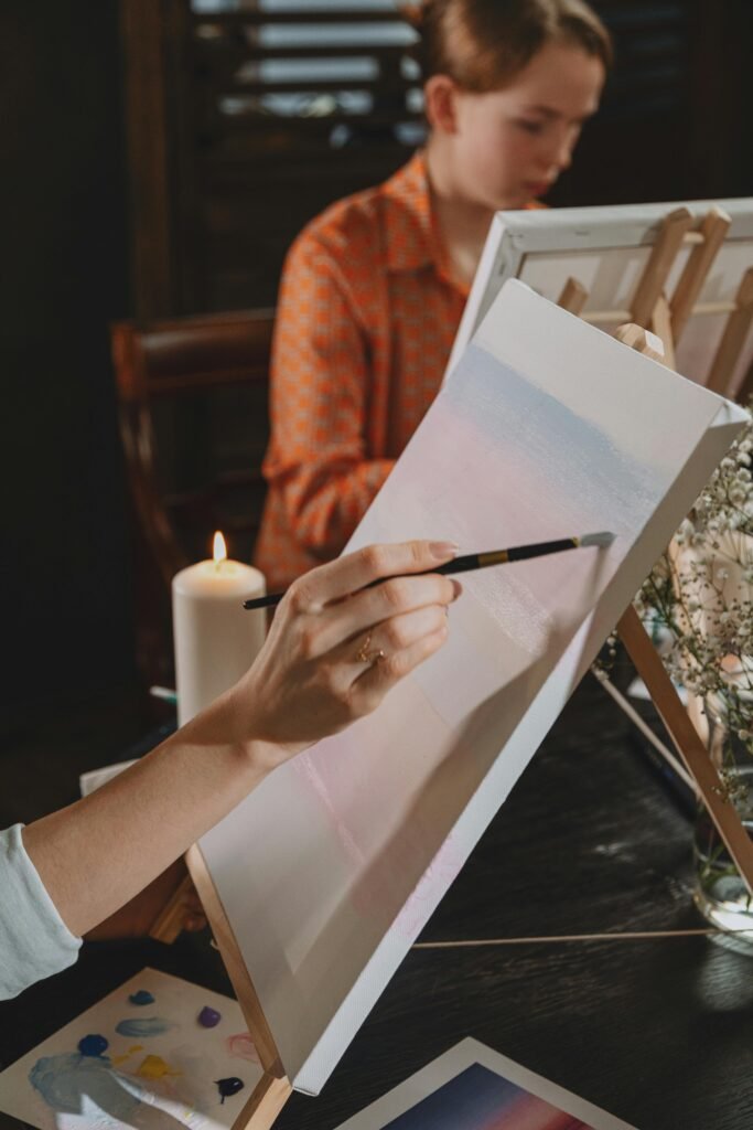 Caballete de sobremesa de madera sobre escritorio artístico