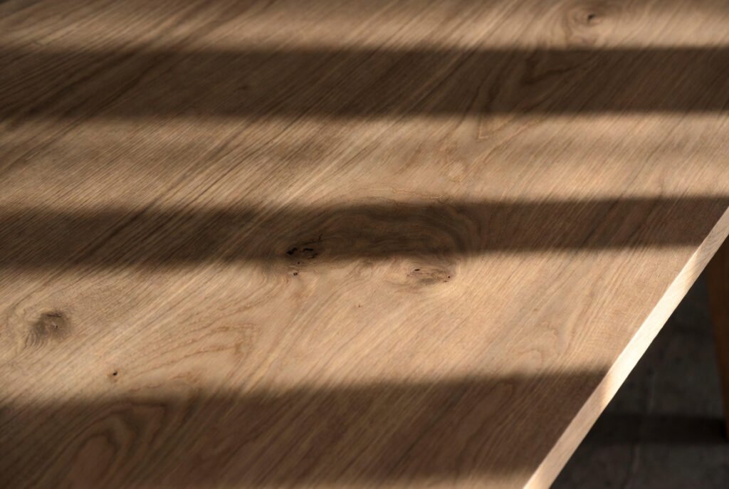 Superficie de madera maciza con luz natural durante su mantenimiento