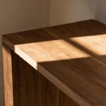 Superficie de madera maciza de acacia iluminada con luz natural