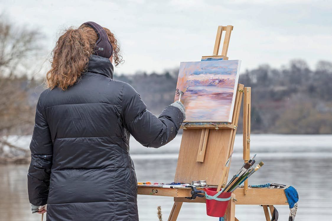 Artista pintando/ caballete/ lienzo