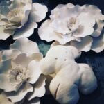 ¿Quieres saber cómo hacer bonitas flores con diferentes materiales?