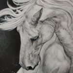 Detalle de la cabeza y la mirada del caballo en la obra Caballo blanco