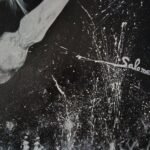 Detalle de la firma y gesto pictórico en la obra Caballo blanco, acrílico sobre lienzo