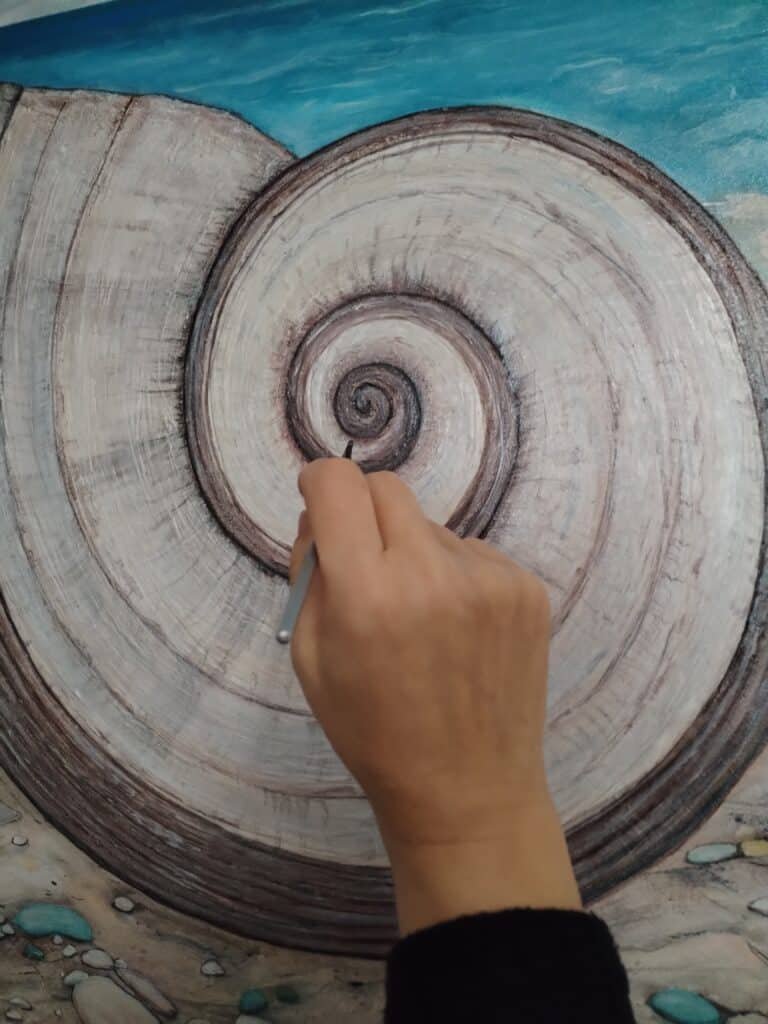 Caracol de mar . Obra de arte en proceso. Pintada a mano por la Artista plástica Salomé Viejo Aguilar