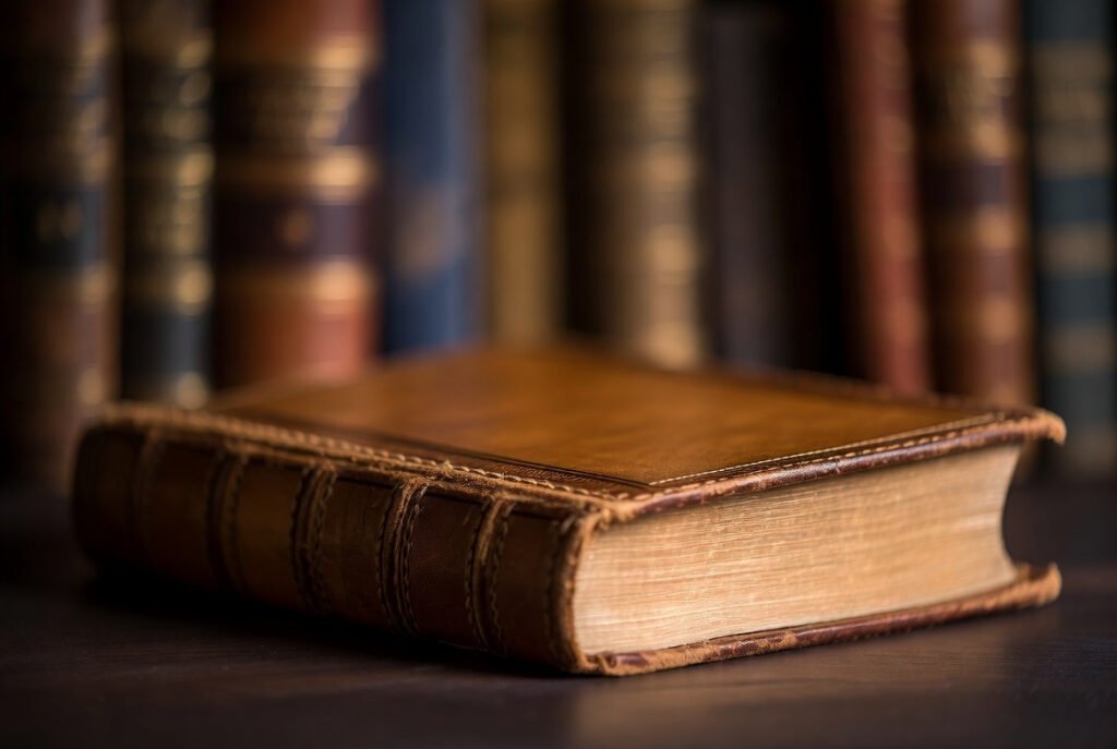 Detalle de encuadernación artesanal en libro antiguo