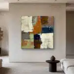 Interior contemporáneo y minimalista con una obra de arte abstracta