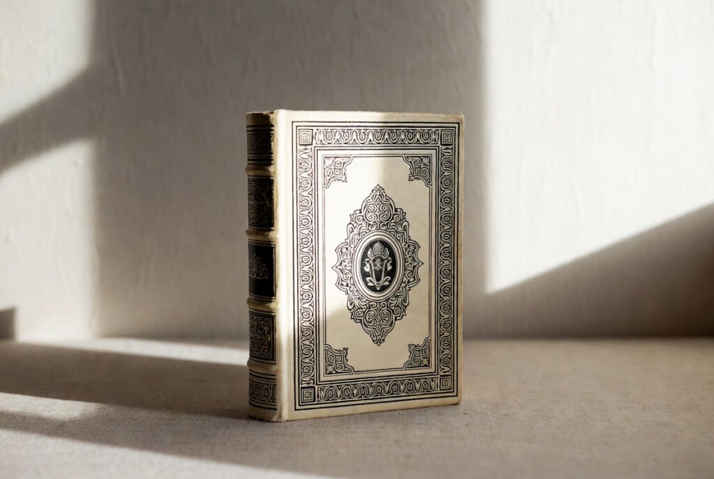 Libro con encuadernación decorativa y detalles artesanales