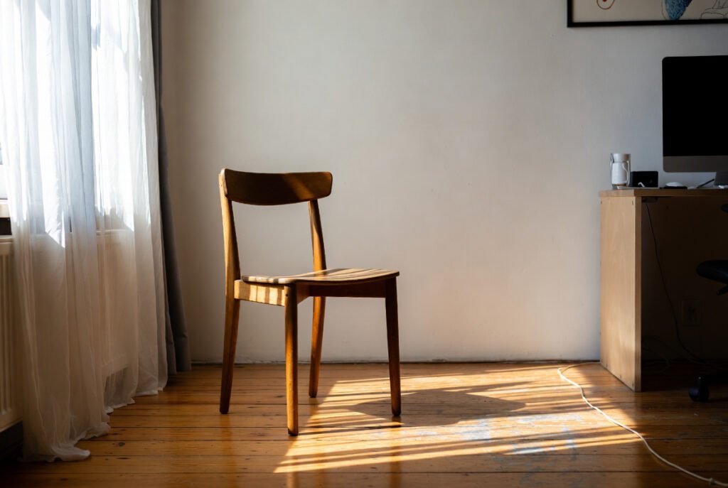 Silla de madera integrada en un espacio creativo doméstico
