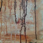 Detalle inferior de obra abstracta con textura y relieve sobre lienzo