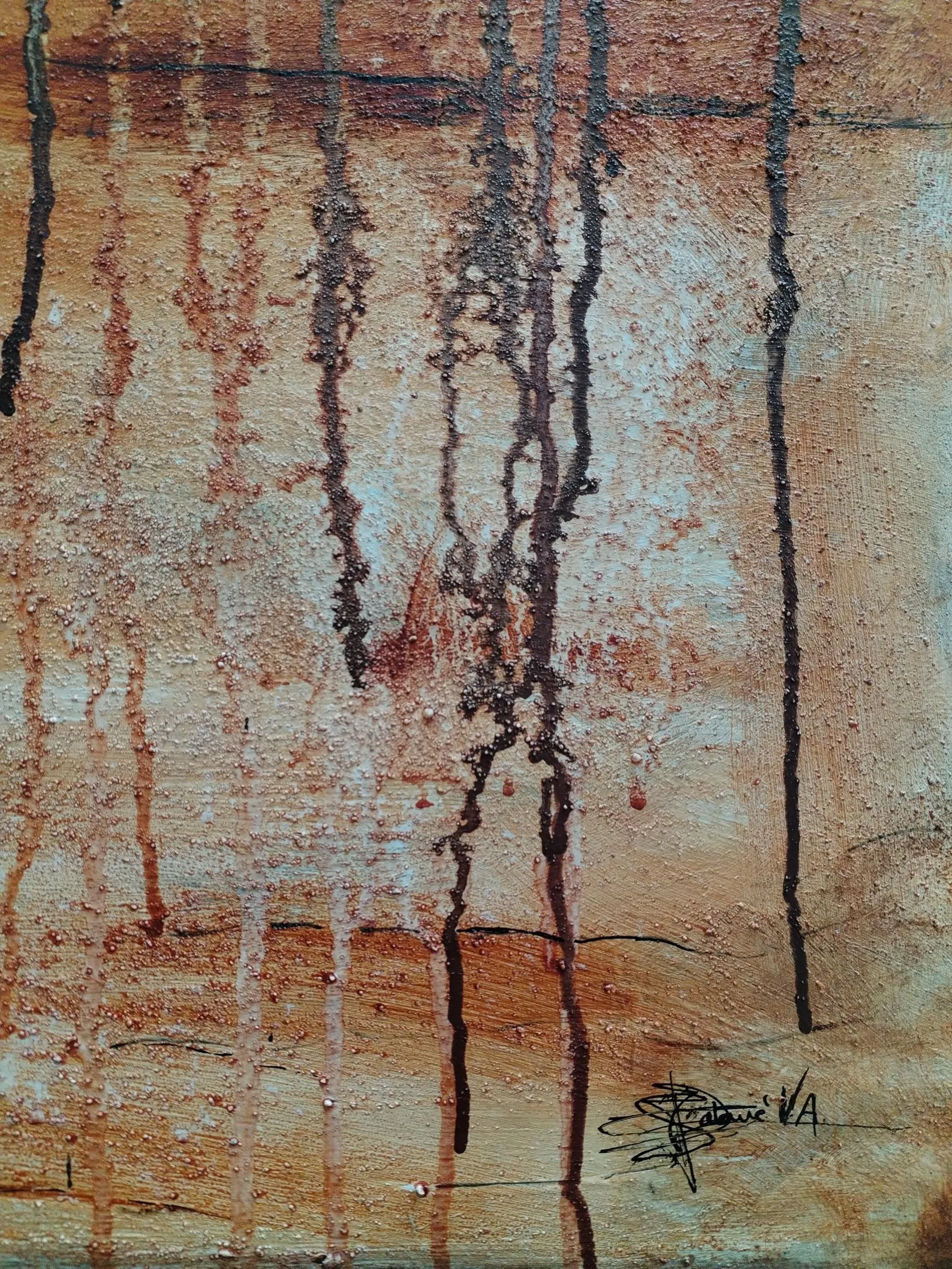 Detalle inferior de obra abstracta con textura y relieve sobre lienzo