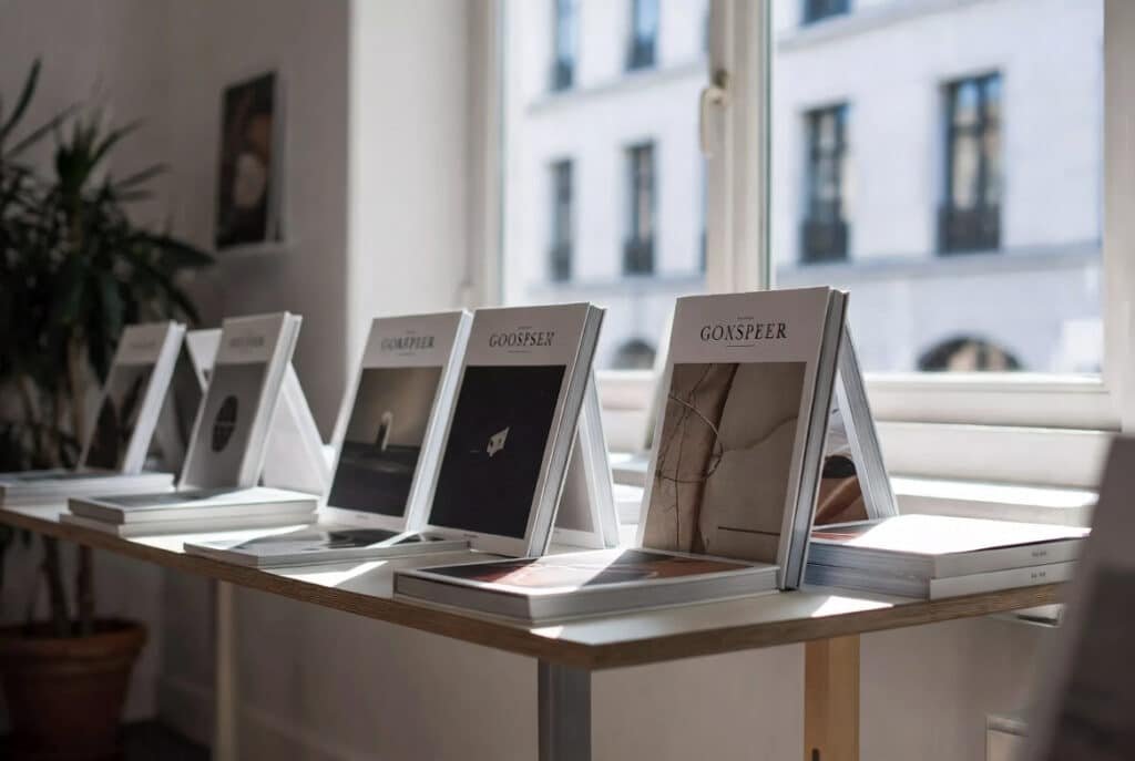 Libros de arte contemporáneo en un espacio creativo