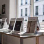 Libros de arte contemporáneo en un espacio creativo