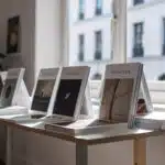 Libros de arte contemporáneo en un espacio creativo