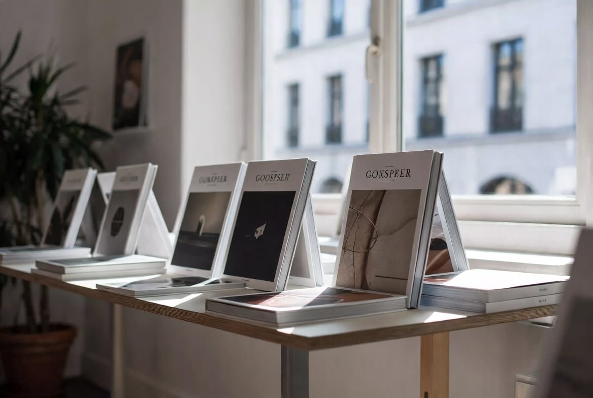 Libros de arte contemporáneo en un espacio creativo