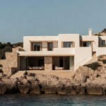 Vivienda mediterránea contemporánea integrada en el paisaje costero
