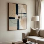 Sistema profesional para colgar cuadros grandes en interior contemporáneo