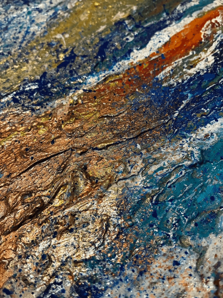 Detalle de la textura y el relieve en una obra original de arte contemporáneo en acrílico.