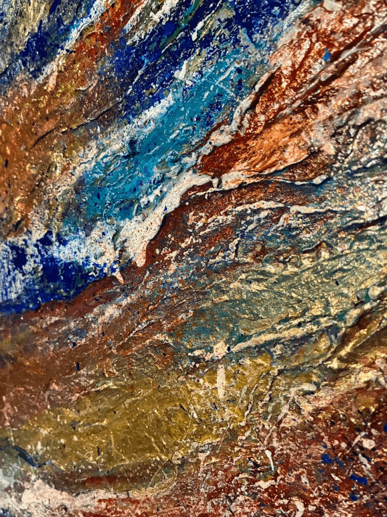 Detalle macro de pintura contemporánea con textura y relieve estructural en tonos neutros.