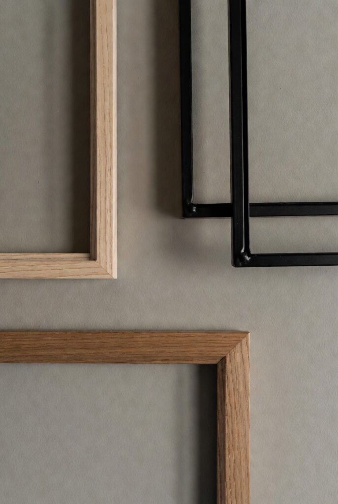 marcos minimalistas para cuadros de arte contemporáneo en el hogar
