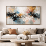 Obra de arte abstracto integrada en salón grande de estilo minimalista