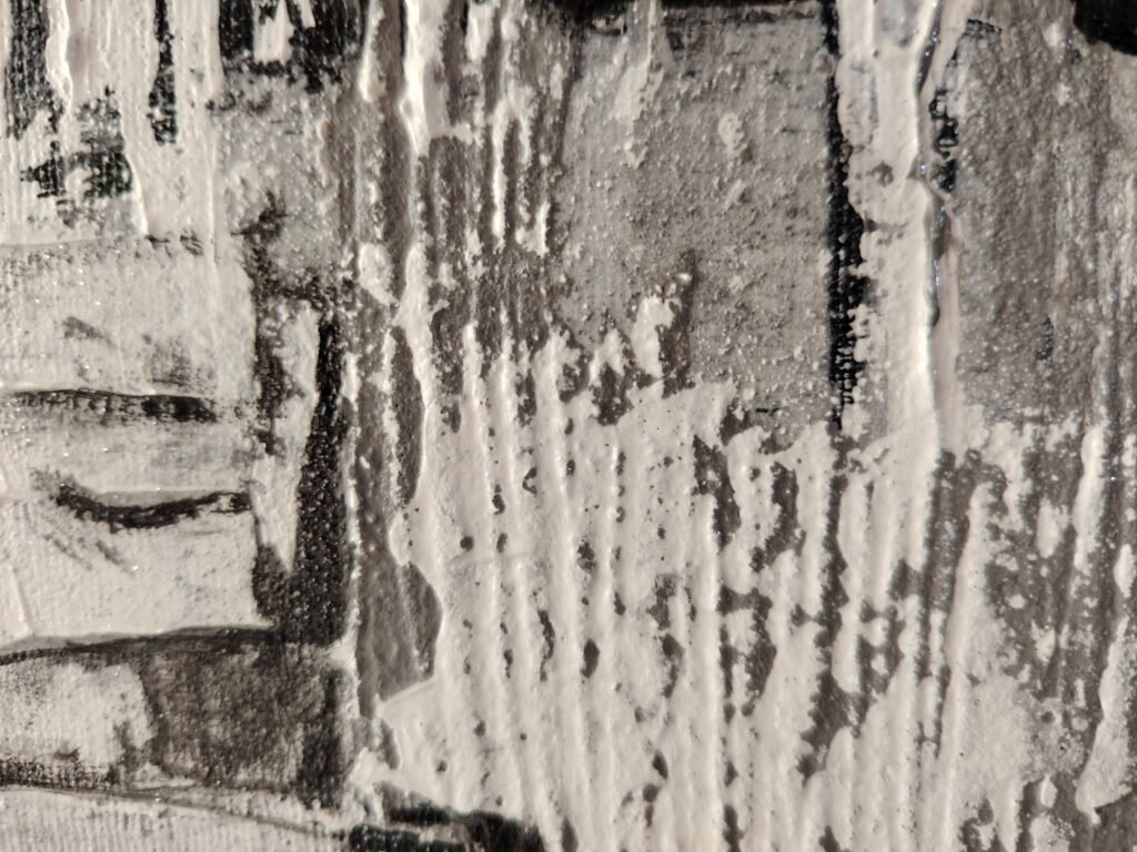 Detalle de textura en obra abstracta personalizada en blanco y negro con relieve matérico