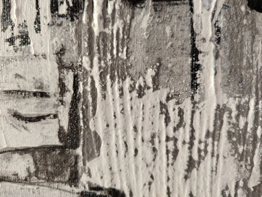 Detalle de textura en obra abstracta personalizada en blanco y negro con relieve matérico