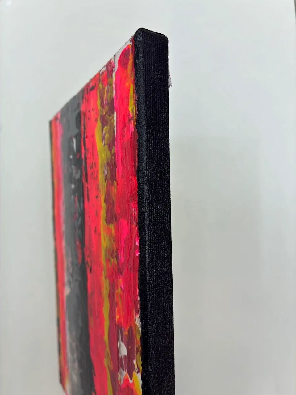 Vista lateral de lienzo sobre bastidor de la obra de arte original