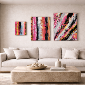 Tres estados del gesto. Obra de arte abstracto con textura. Colección compuesta por tres piezas originales en acrílico sobre lienzo integrada en salón minimalista