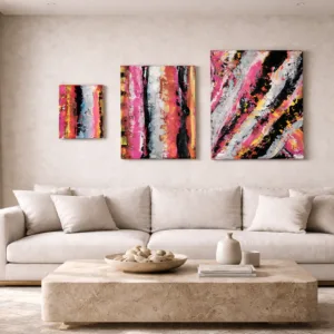 Tres estados del gesto. Obra de arte abstracto con textura. Colección compuesta por tres piezas originales en acrílico sobre lienzo integrada en salón minimalista
