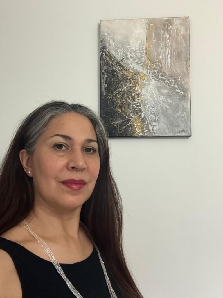 Salomé Viejo Aguilar junto a una obra abstracta original instalada en la pared