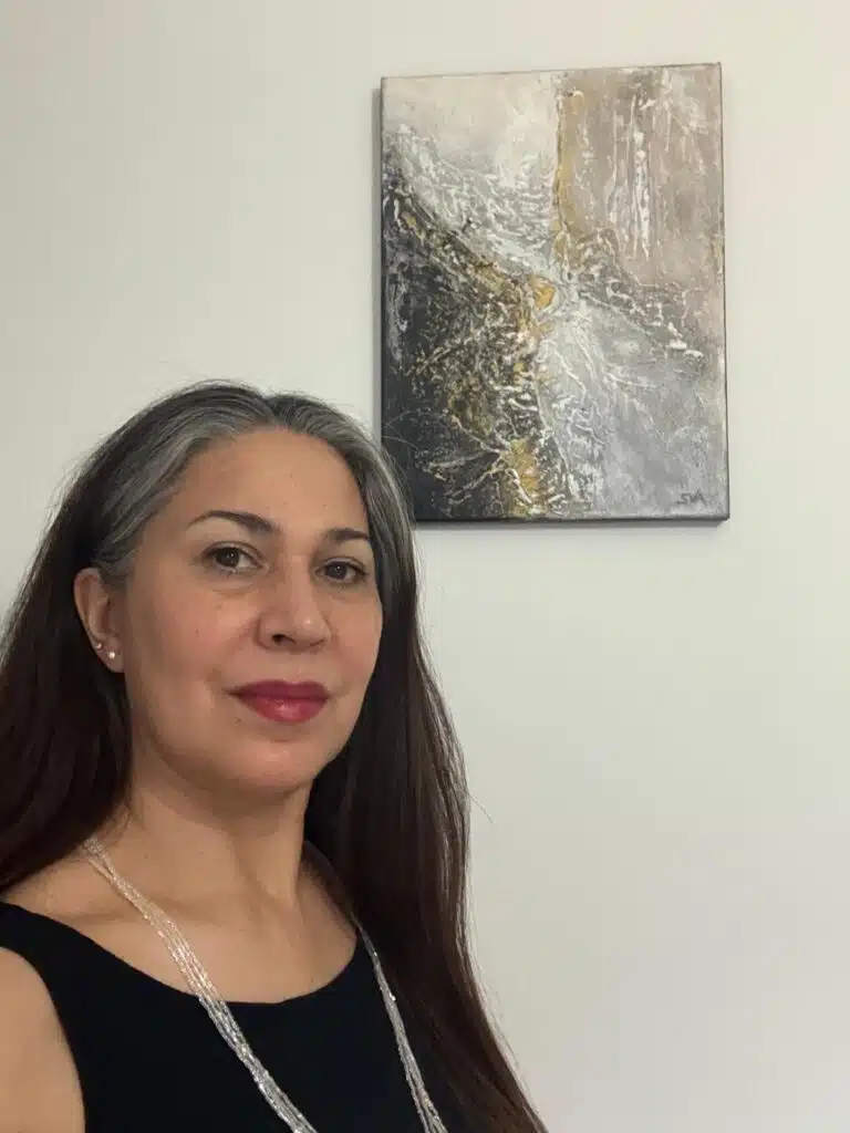 Salomé Viejo Aguilar junto a una obra abstracta original instalada en la pared