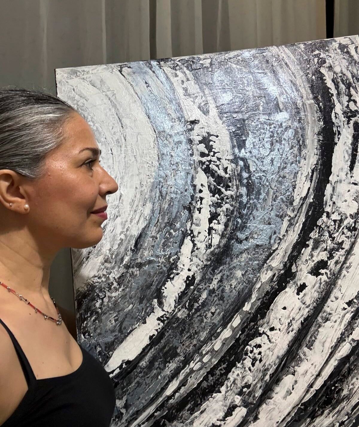 La artista Salomé Viejo Aguilar junto a una de sus obras originales de arte abstracto con textura en Terrassa Barcelona