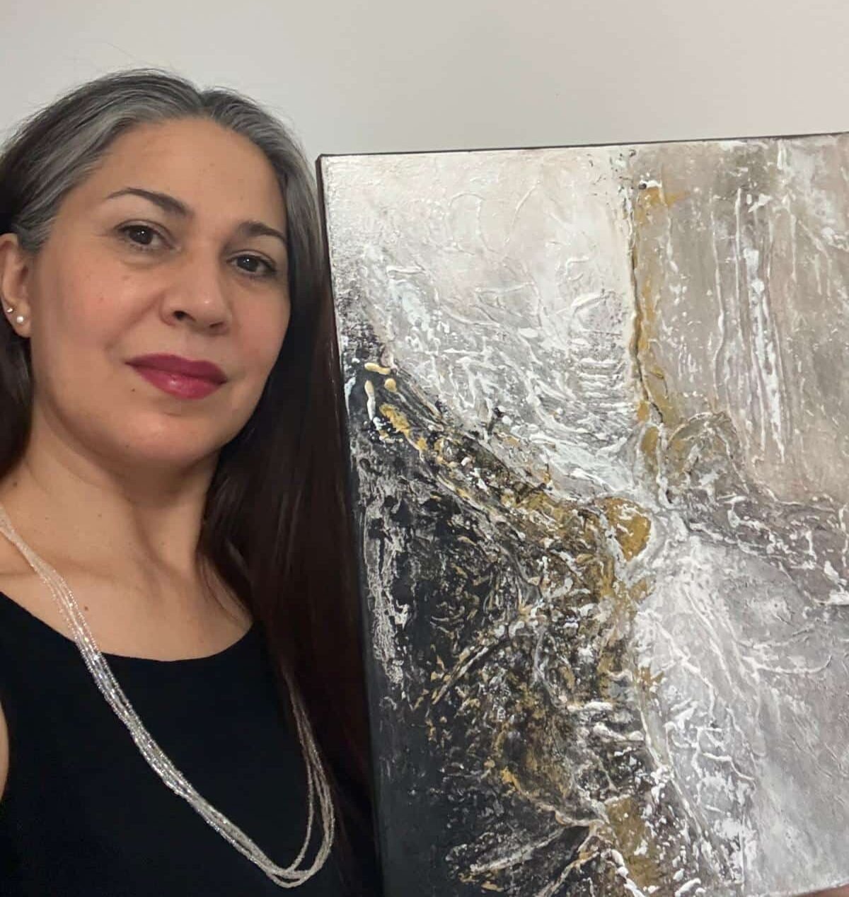 Salomé Viejo Aguilar junto a una de sus obras origilnales