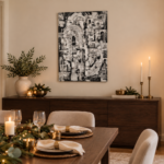 Obra Arcos sobre un aparador de madera oscura en un comedor con mesa navideña y árbol iluminado.