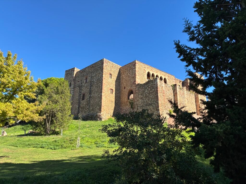 Edificio medieval de piedra rodeado de vegetación en el Parc de Vallparadís, Terrassa